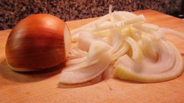 The correct way to slice an onion: 5 cooking rules explained