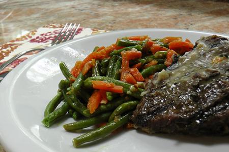 Review of Freshly's Steak Peppercorn with Sauteed Carrots & French Green Beans