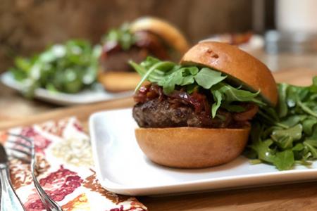 Review of HelloFresh's Juicy Lucy with Tomato Onion Jam & Arugula Salad